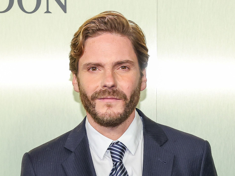 Daniel Brühl spielt in dem neuen Film von Ruben Östlund mit. - Foto: Gerald Matzka/dpa