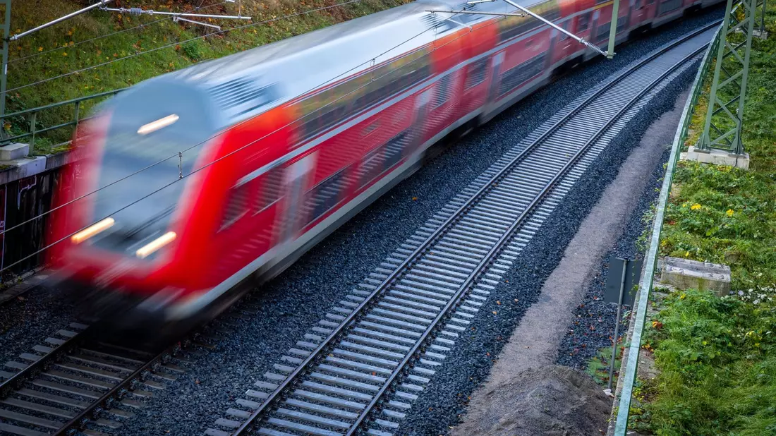 Das Deutschlandticket gilt als Nachfolger des im vergangenen Jahr auf drei Monate beschränkten 9-Euro-Tickets und soll Fahrten im öffentlichen Personennahverkehr einfacher und erschwinglicher machen. - Bild: Jens Büttner/dpa