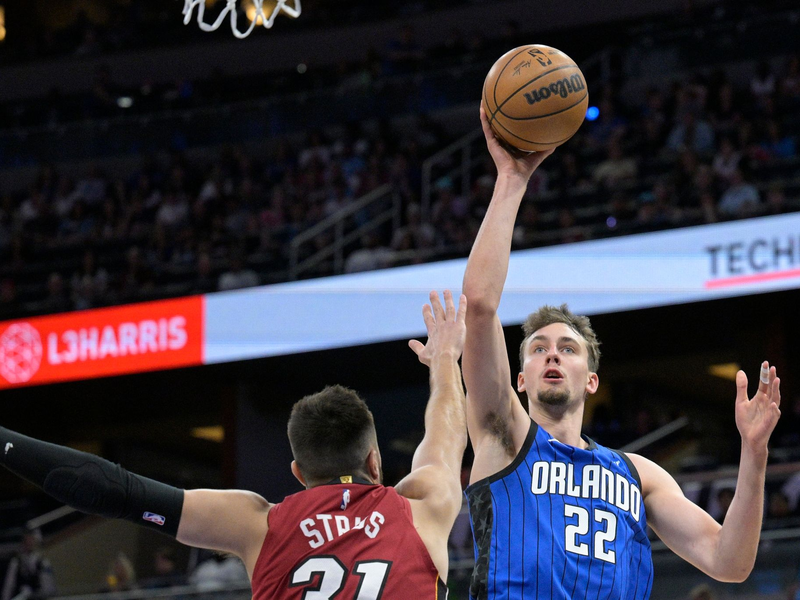 Orlandos Franz Wagner (l) zieht gegen Charlottes Miles Bridges (0) zum Korb. - Foto: Phelan M. Ebenhack/AP/dpa