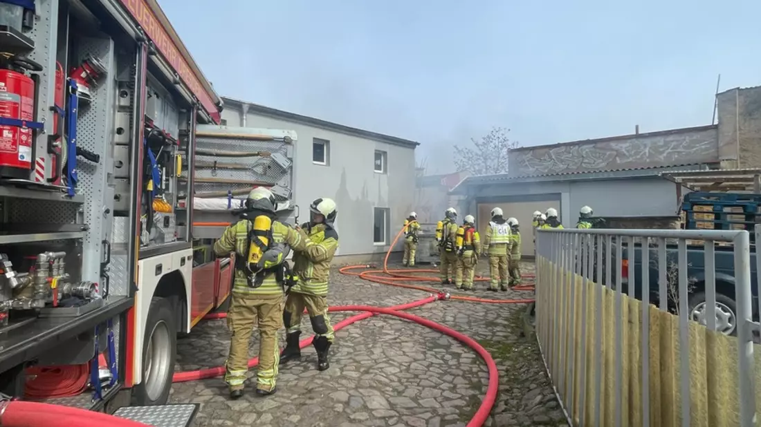 FW Tönisvorst: Neuer Lebensabschnitt führt das Brautpaar durch den Schlauchbogen in eine gemeinsame Zukunft - Bild: presseportal.de