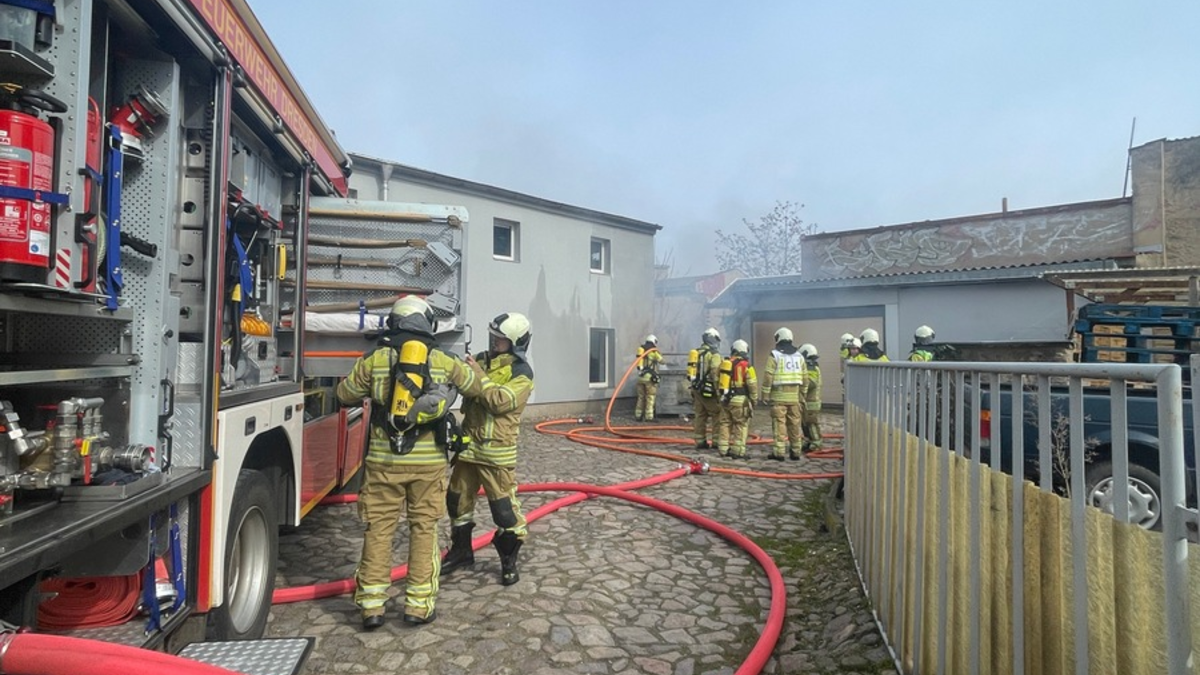 FW Tönisvorst: Neuer Lebensabschnitt führt das Brautpaar durch den Schlauchbogen in eine gemeinsame Zukunft - Foto: presseportal.de