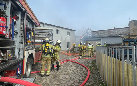 FW Tönisvorst: Neuer Lebensabschnitt führt das Brautpaar durch den Schlauchbogen in eine gemeinsame Zukunft - Foto: presseportal.de