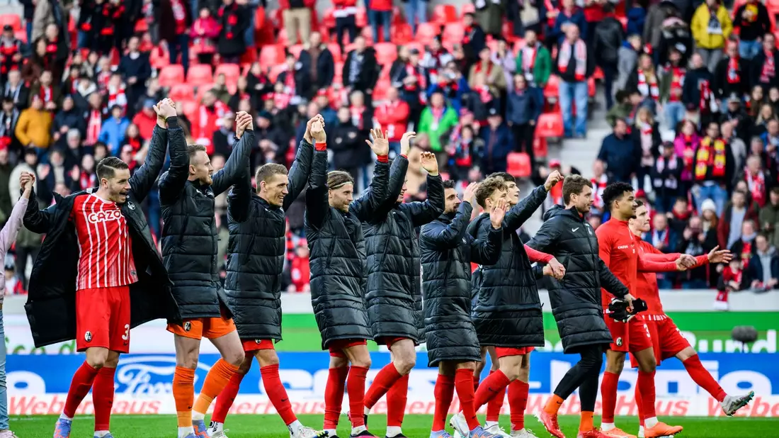 Die Freiburger Spieler feiern den Sieg gegen den 1. FC Union Berlin. - Bild: Tom Weller/dpa