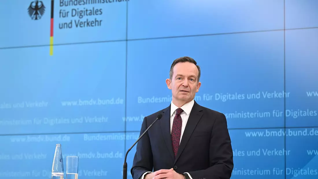 Bundesverkehrsminister Volker Wissing (FDP) bestätigt die geplante Sanierung wichtiger Bahnstrecken. - Bild: Britta Pedersen/dpa