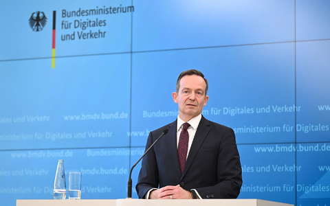 Bundesverkehrsminister Volker Wissing (FDP) bestätigt die geplante Sanierung wichtiger Bahnstrecken. - Foto: Britta Pedersen/dpa