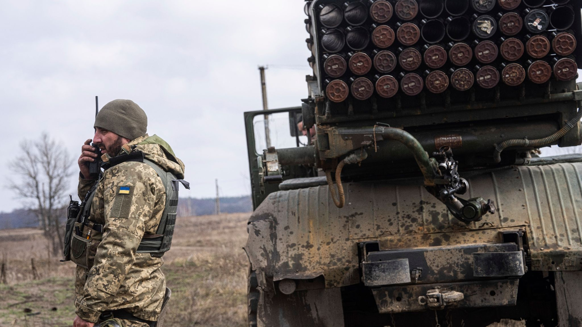 Ein ukrainischer Soldat an der Frontlinie in der Region Donezk. - Foto: Evgeniy Maloletka/AP/dpa