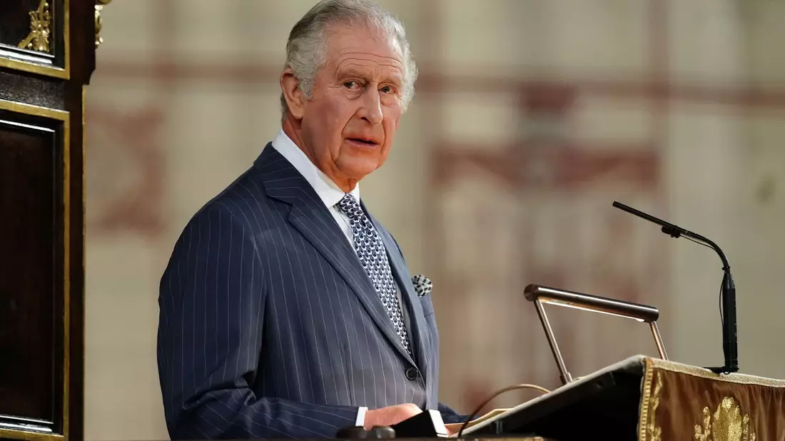 König Charles III. kehrt nach Bekanntgabe seiner Krebsdiagnose ins Clarence House in London zurück. - Bild: Jordan Pettitt/PA Wire/dpa