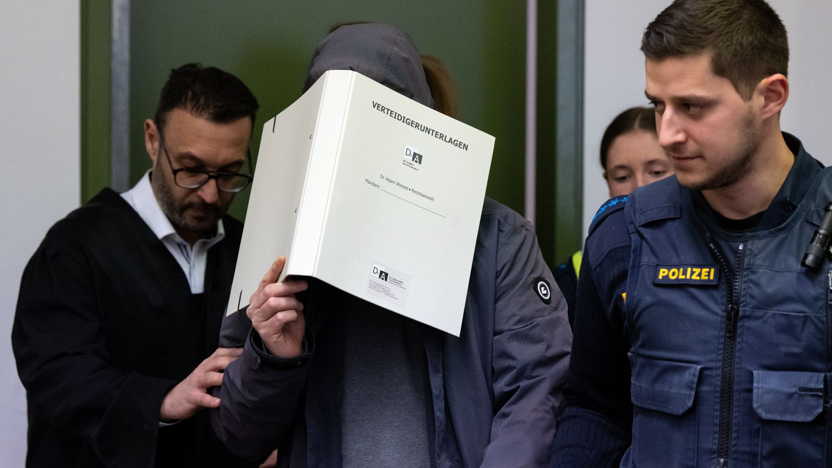 Der wegen des Besitzes und der gewerbsmäßigen Verbreitung von Kinderpornografie Angeklagte wird vor Prozessbeginn in den Gerichtssaal geführt. - Foto: Sven Hoppe/dpa