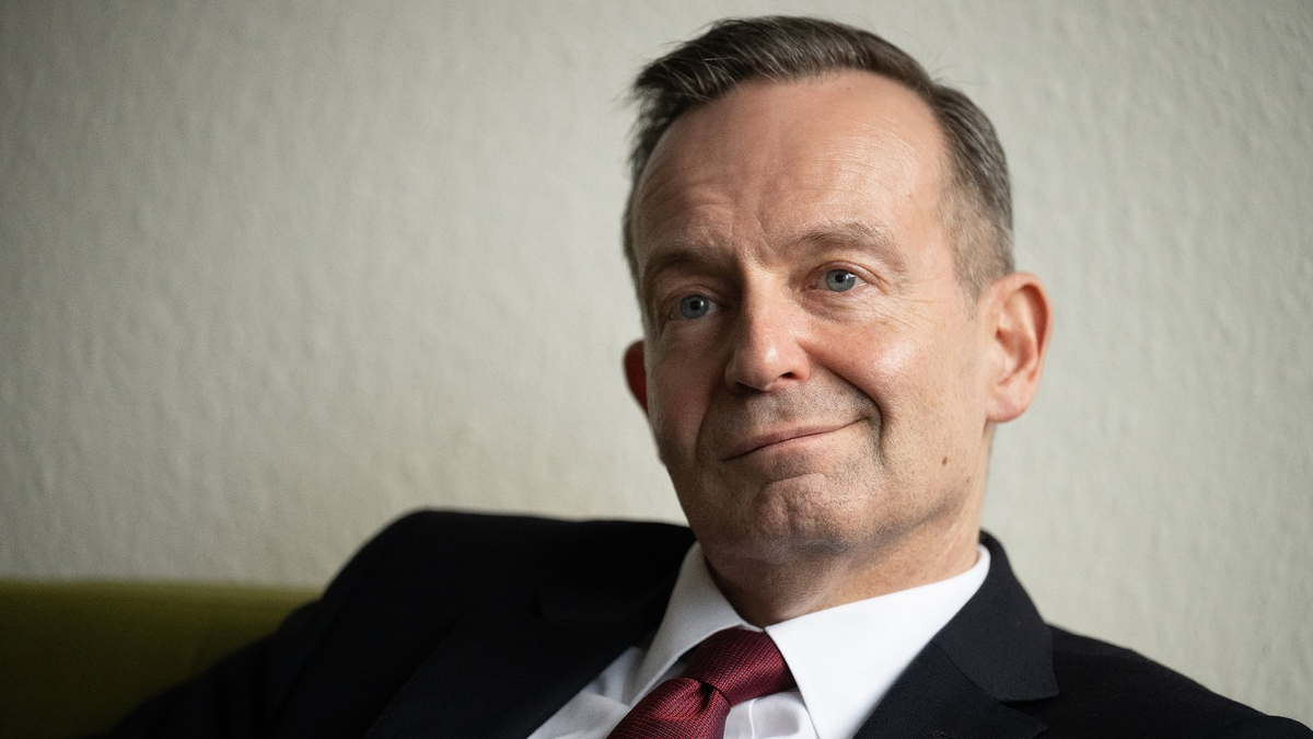 Bundesverkehrsminister Volker Wissing will für mehr Pünktlichkeit bei der Bahn sorgen. - Foto: Sebastian Gollnow/dpa