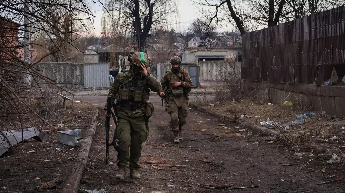 Ukrainische Soldaten bereiten im Raum Bachmut einen Mehrfachraketenwerfer vor, mit dem sie auf russische Stellungen feuern. - Bild: Roman Chop/AP/dpa