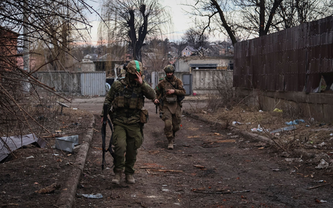 Ukrainische Soldaten bereiten im Raum Bachmut einen Mehrfachraketenwerfer vor, mit dem sie auf russische Stellungen feuern. - Foto: Roman Chop/AP/dpa