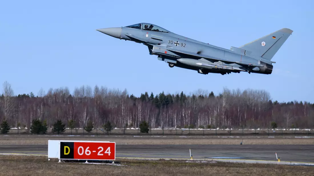 Die Bundesregierung ist nach Angaben von Außenministerin Annalena Baerbock offen für die Lieferung von Eurofigter-Kampfjets an Saudi-Arabien. - Bild: Bernd von Jutrczenka/dpa