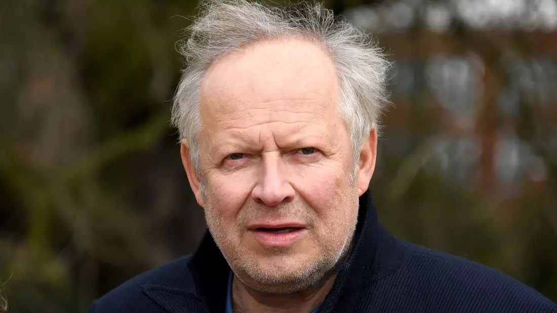 Schauspieler Axel Milberg möchte das Verborgene entdecken. - Bild: Carsten Rehder/dpa