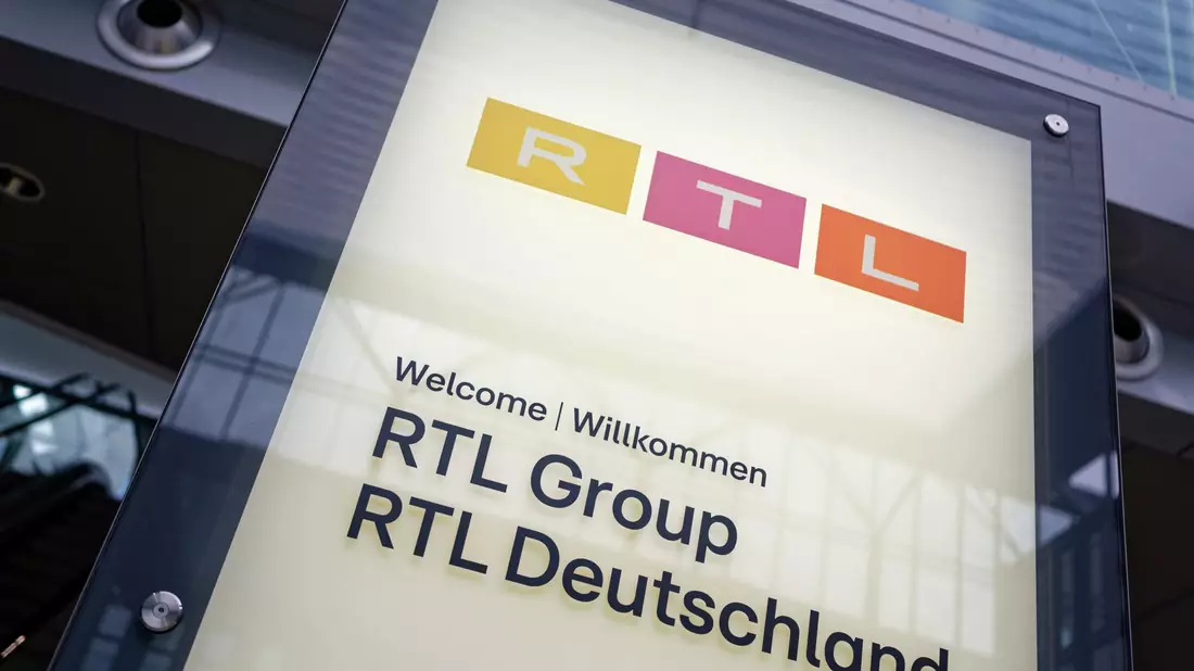 Ein Schild am Eingang des RTL Gebäudes in Köln: Die RTL Group hat Halbjahreszahlen bekanntgegeben. - Bild: Henning Kaiser/dpa
