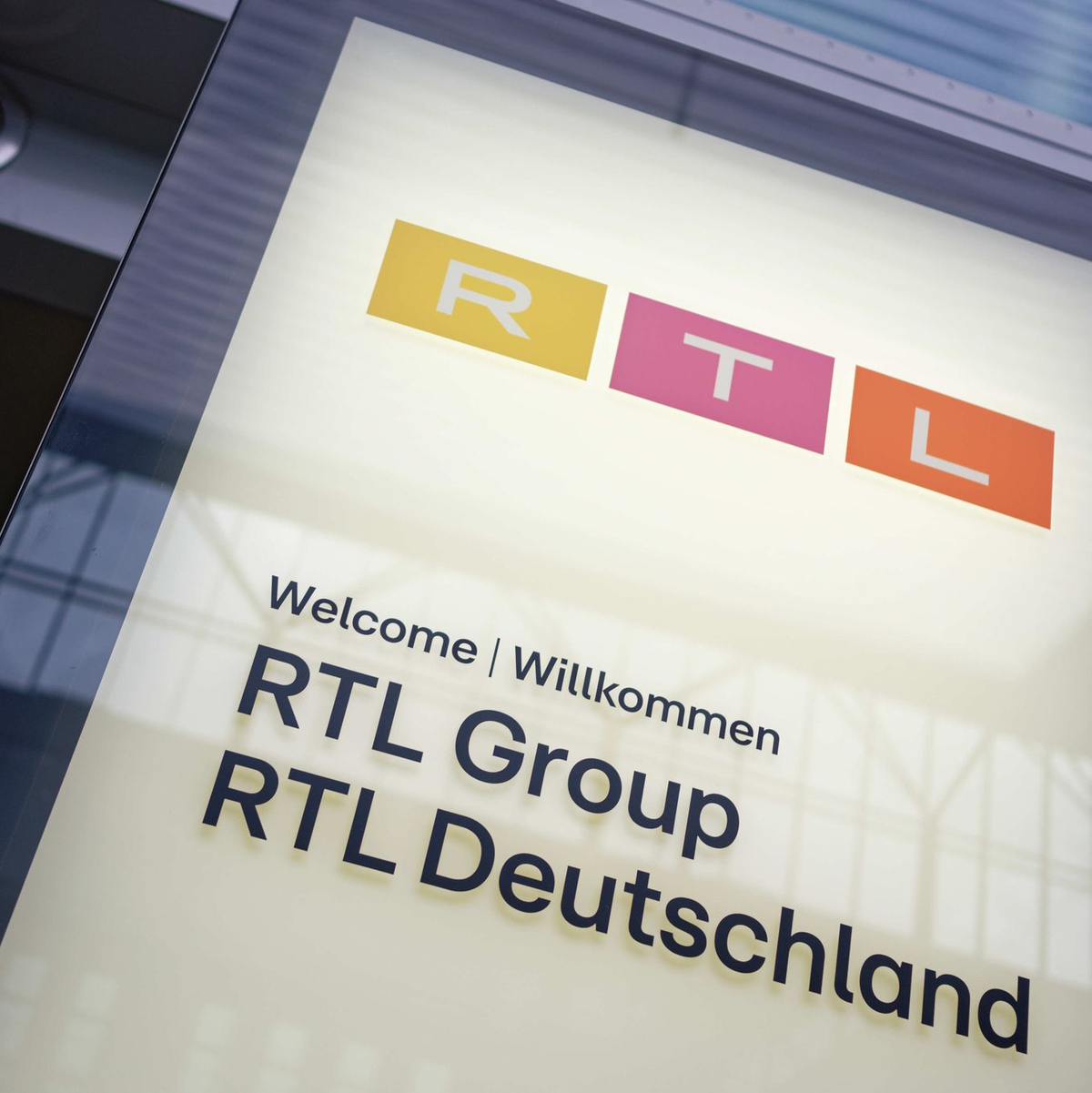 Ein Schild am Eingang des RTL Gebäudes in Köln: Die RTL Group hat Halbjahreszahlen bekanntgegeben. - Foto: Henning Kaiser/dpa