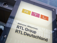 Ein Schild am Eingang des RTL Gebäudes in Köln: Die RTL Group hat Halbjahreszahlen bekanntgegeben. - Foto: Henning Kaiser/dpa