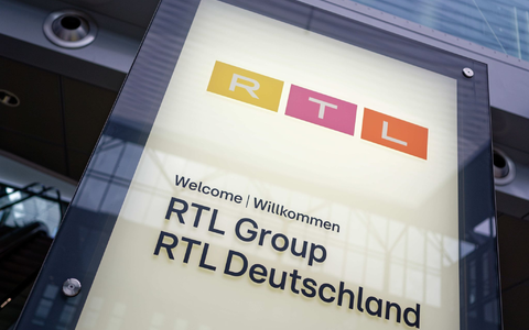 Ein Schild am Eingang des RTL Gebäudes in Köln: Die RTL Group hat Halbjahreszahlen bekanntgegeben. - Foto: Henning Kaiser/dpa