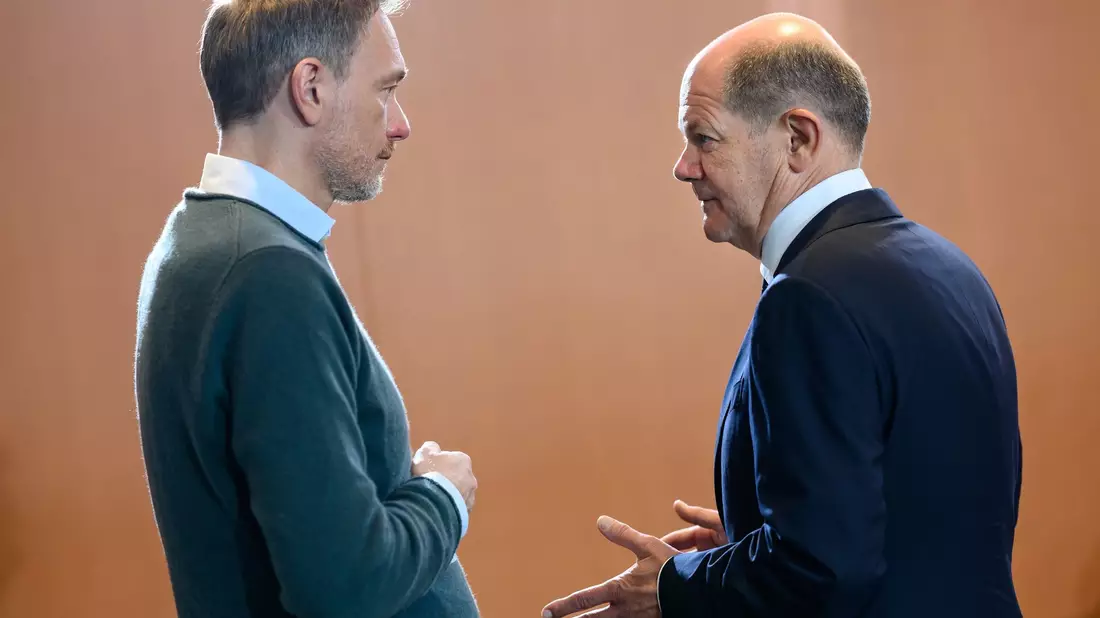 Christian Lindner (l) und Olaf Scholz. Der Bundeskanzler schaltet sich in die stockenden Haushaltsgespräche ein. - Bild: Bernd von Jutrczenka/dpa