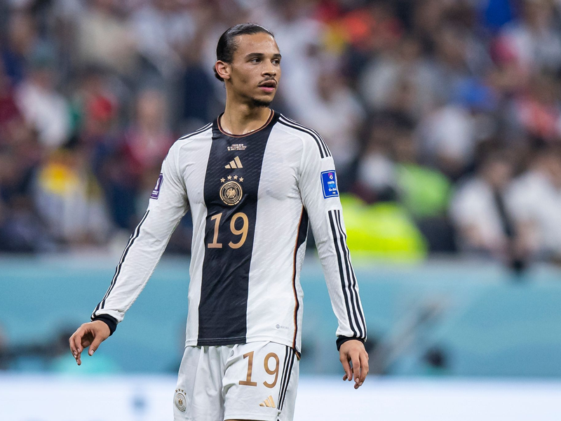 Hat Probleme mit der Patellasehne am Knie: Bayerns Leroy Sane. - Foto: Tom Weller/dpa