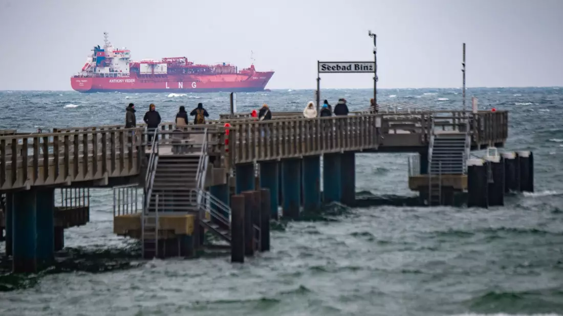 Am Verladekran im Hafen von Mukran  haben Kletterer ein Banner mit der Aufschrift «Gas zerstört» befestigt. Greenpeace kritisiert, die Pipeline solle durch mehrere Meeresschutzgebiete verlaufen. - Bild: Stefan Sauer/dpa