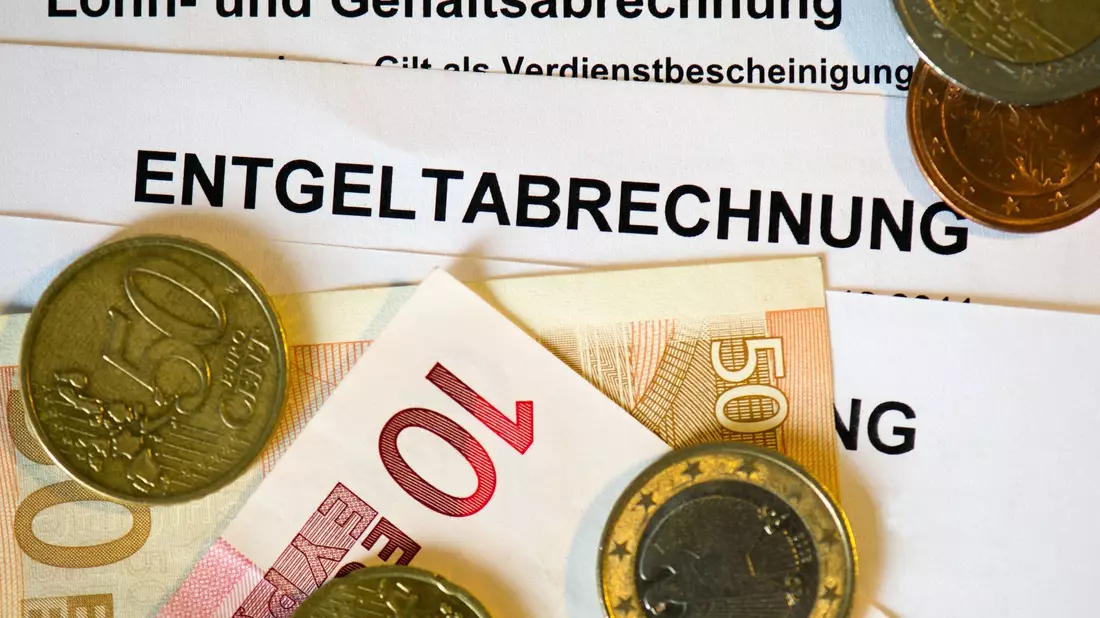 Menschen in Ostdeutschland verdienen im Jahr rund 13.000 Euro weniger als Westdeutsche. - Bild: Arno Burgi/dpa-Zentralbild/dpa