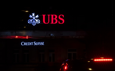 Eine Luftaufnahme zeigt die Hauptsitze der Schweizer Banken Credit Suisse (r) und UBS (l) am Paradeplatz in Zürich. - Foto: Michael Buholzer/KEYSTONE/dpa