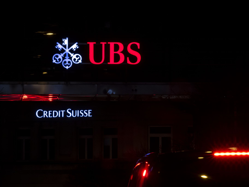 Eine Luftaufnahme zeigt die Hauptsitze der Schweizer Banken Credit Suisse (r) und UBS (l) am Paradeplatz in Zürich. - Foto: Michael Buholzer/KEYSTONE/dpa