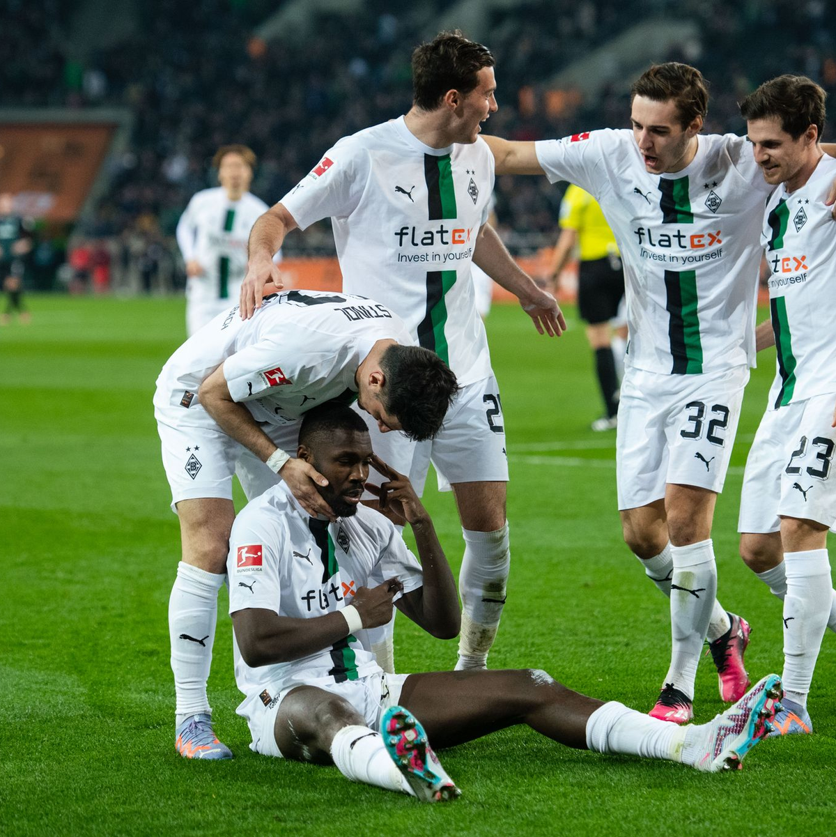 Die Leverkusener um Jonas Hofmann (M) bleiben weiterhin ungeschlagen. - Foto: Marius Becker/dpa