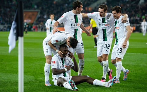 Jonas Hofmann (r) erzielte beim 2:0 im Viertelfinal-Hinspiel in der Europa League gegen West Ham United das erste Leverkusener Tor. - Foto: Marius Becker/dpa