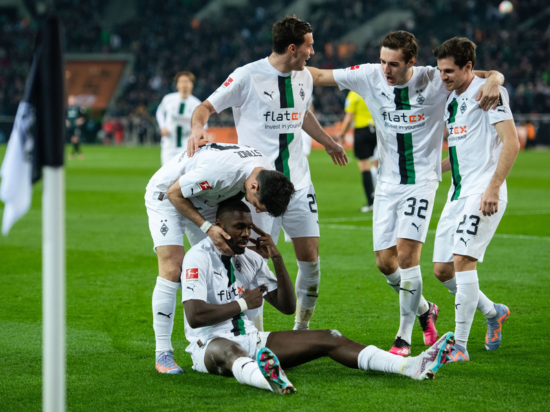 Jonas Hofmann (r) erzielte beim 2:0 im Viertelfinal-Hinspiel in der Europa League gegen West Ham United das erste Leverkusener Tor. - Foto: Marius Becker/dpa