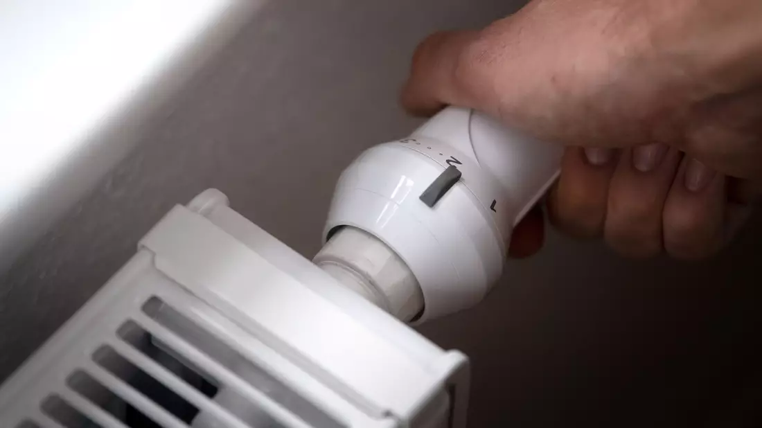 Aus finanziellen Gründen konnten Millionen Menschen ihre Wohnung nicht angemessen warmhalten. - Bild: Sina Schuldt/dpa