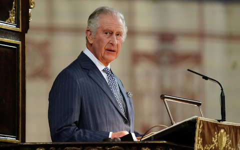 König Charles III. während der königlichen Gartenparty im Buckingham Palace. - Foto: Jordan Pettitt/PA Wire/dpa