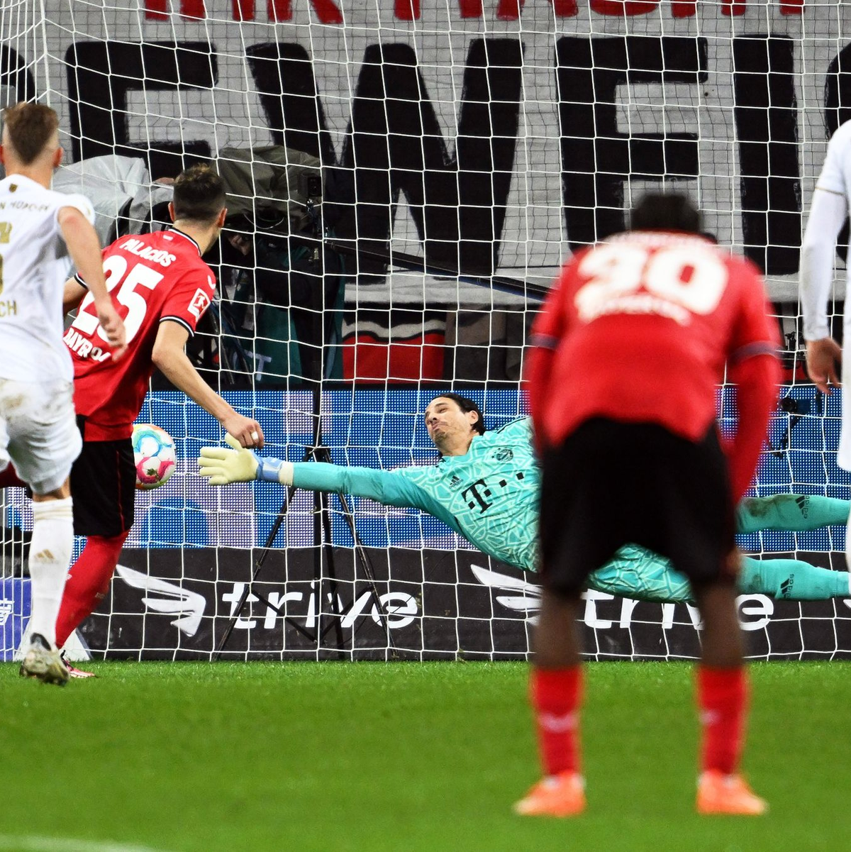 Bayer Leverkusen setzte sich souverän im Topspiel gegen den FC Bayern durch. - Foto: Federico Gambarini/dpa
