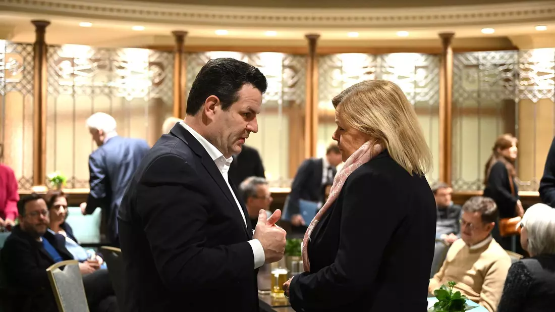 Deutschland will mehr ausländische Fachkräfte für sich begeistern. Nancy Faeser (M) und Hubertus Heil (2.v.r.) waren dafür nach Kanada gereist. - Bild: Britta Pedersen/dpa