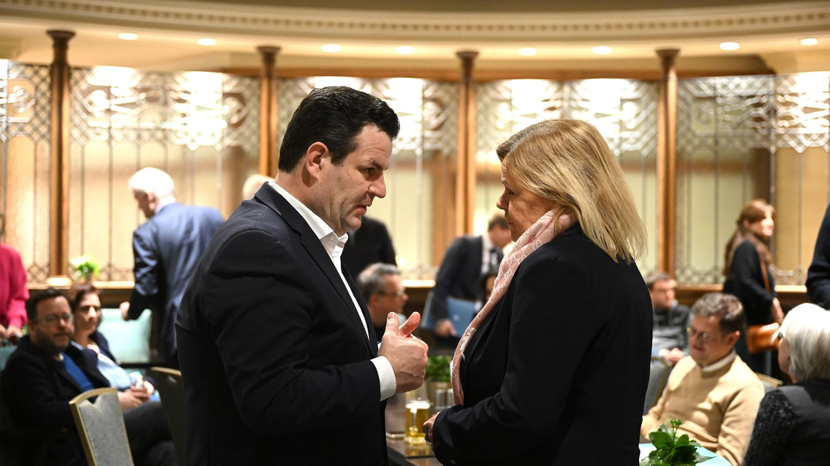 Deutschland will mehr ausländische Fachkräfte für sich begeistern. Nancy Faeser (M) und Hubertus Heil (2.v.r.) waren dafür nach Kanada gereist. - Foto: Britta Pedersen/dpa