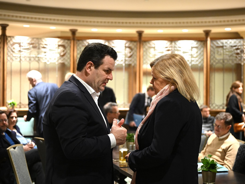 Deutschland will mehr ausländische Fachkräfte für sich begeistern. Nancy Faeser (M) und Hubertus Heil (2.v.r.) waren dafür nach Kanada gereist. - Foto: Britta Pedersen/dpa