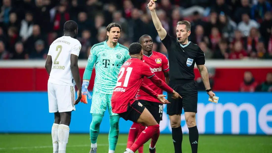 Die Bayern um Joshua Kimmich (r) erkämpfen sich ein Remis bei Bayer Leverkusen - Bild: Marius Becker/dpa