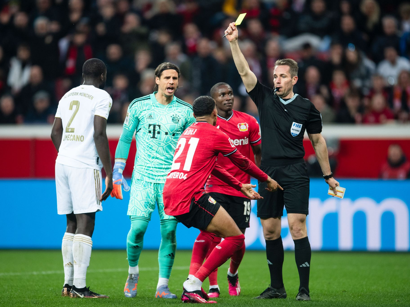 Mehr Grätscher als Künstler in Leverkusen: Jamal Musiala (r), hier im Zweikampf mit Exequiel Palacios. - Foto: Marius Becker/dpa