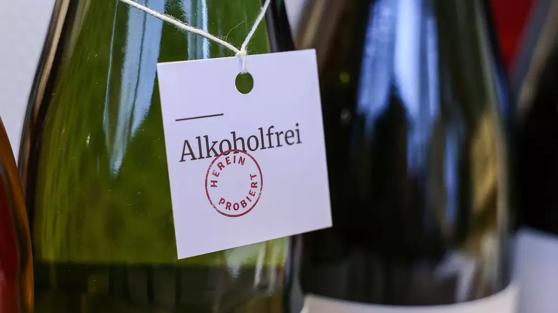 Alkoholfreier Wein steht bei einem Händler im Regal. Immer mehr Weingüter, Winzergenossenschaften und Handelskellereien bieten entalkoholisierte Weine an. - Bild: Oliver Berg/dpa