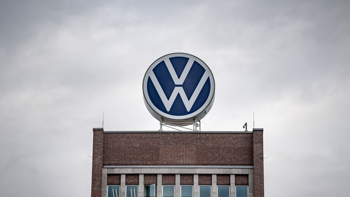 Europas größter Autobauer Volkswagen bereitet seine Belegschaft auf Einschnitte auch beim Personal vor. - Foto: Sina Schuldt/dpa
