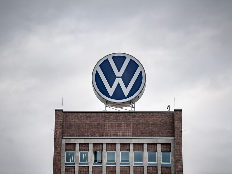 Autoaktien verlieren nach dem Bekanntwerden von Trumps Zollplänen an der Börse - besonders VW (Archivbild) - Foto: Sina Schuldt/dpa