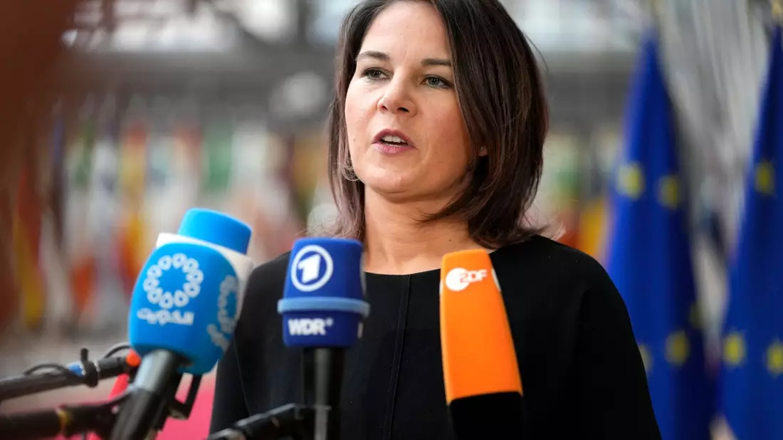 Annalena Baerbock ist zu einem Treffen der EU-Außenminister nach Brüssel gereist. - Bild: Virginia Mayo/AP