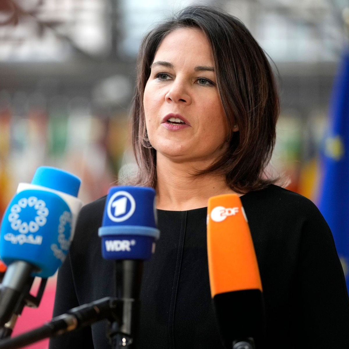 Annalena Baerbock ist zu einem Treffen der EU-Außenminister nach Brüssel gereist. - Foto: Virginia Mayo/AP