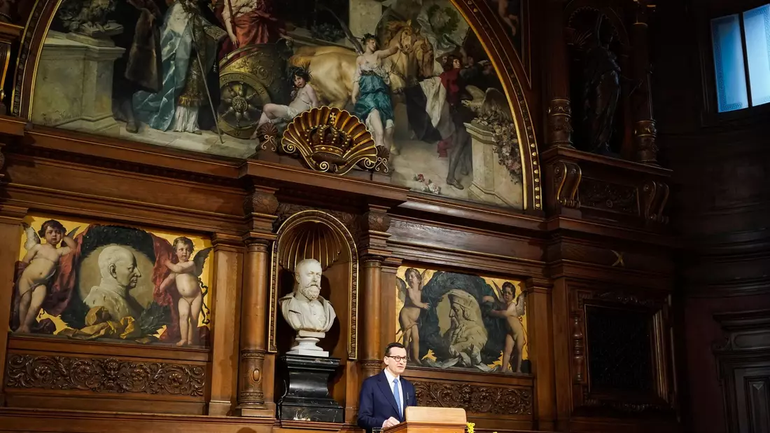 Ein Interview mit Polens Ministerpräsident Mateusz Morawiecki sorgt für Spekulationen. - Bild: Uwe Anspach/dpa