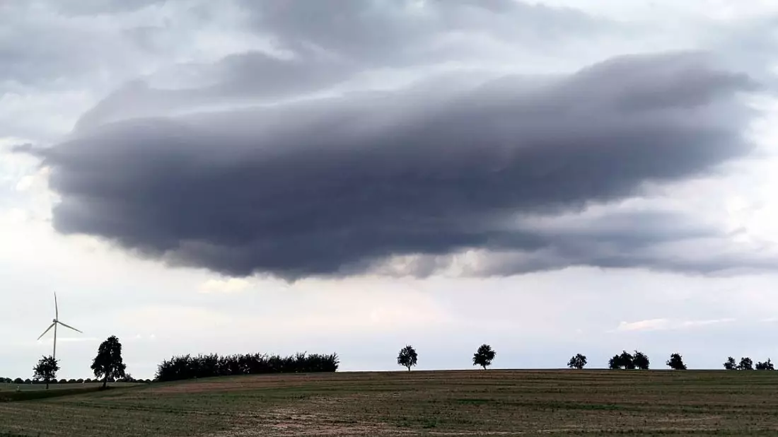 Unwetterwolke über einem Acker - Bild: ?ber dts Nachrichtenagentur