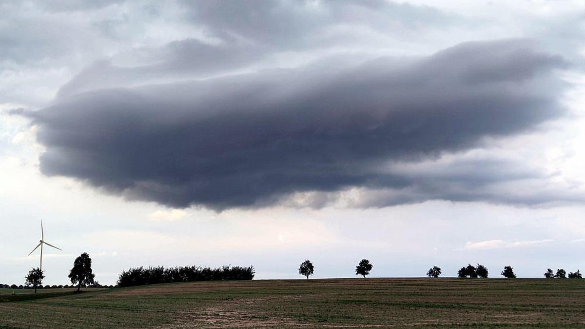 Unwetterwolke über einem Acker - Foto: ?ber dts Nachrichtenagentur
