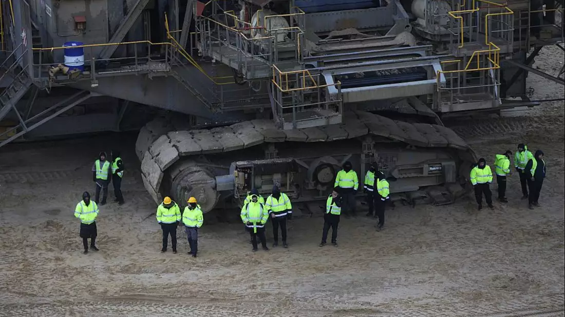 RWE-Mitarbeiter sichern Bagger bei Demo bei Lützerath am 14.01.2023 - Bild: ?ber dts Nachrichtenagentur