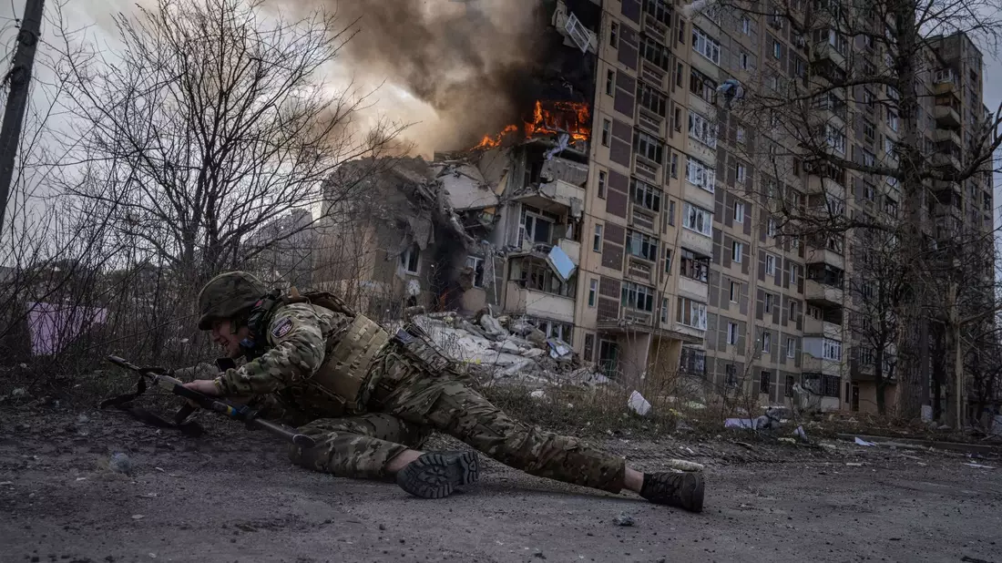 Trümmerstücke der russischen Mittelstreckenrakete. - Bild: Evgeniy Maloletka/AP