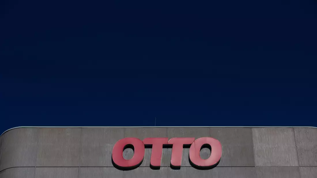 Das Logo des Otto Konzerns an der Konzernzentrale in Hamburg. - Bild: Daniel Reinhardt/dpa