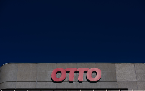 Das Logo des Otto Konzerns an der Konzernzentrale in Hamburg. - Foto: Daniel Reinhardt/dpa